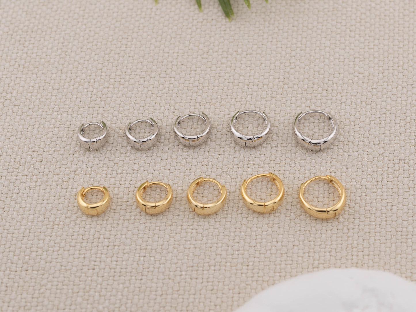 Tapered small huggie earrings