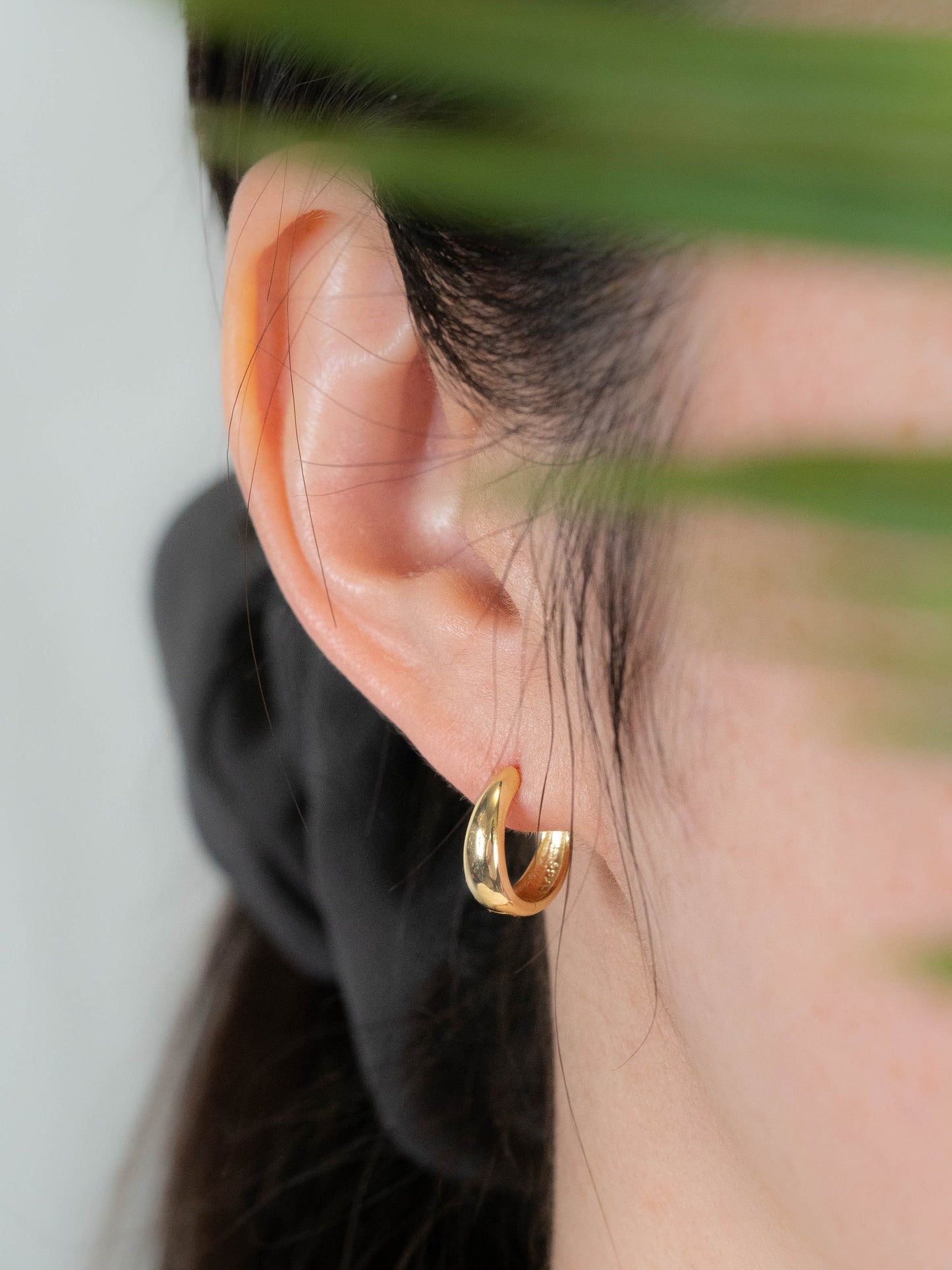 Tapered small huggie earrings