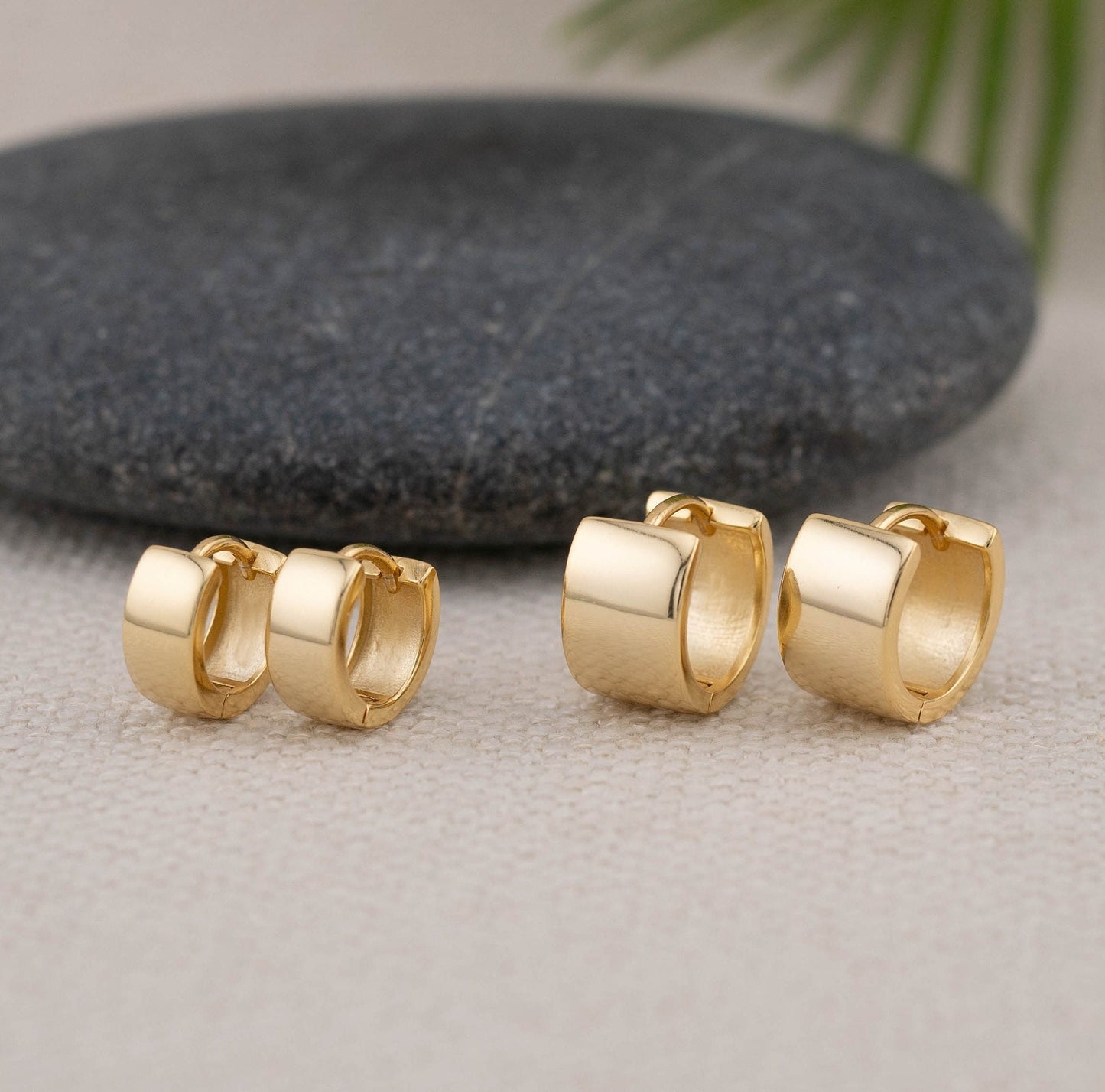 Minimalistic gold thick chunky huggie hoop