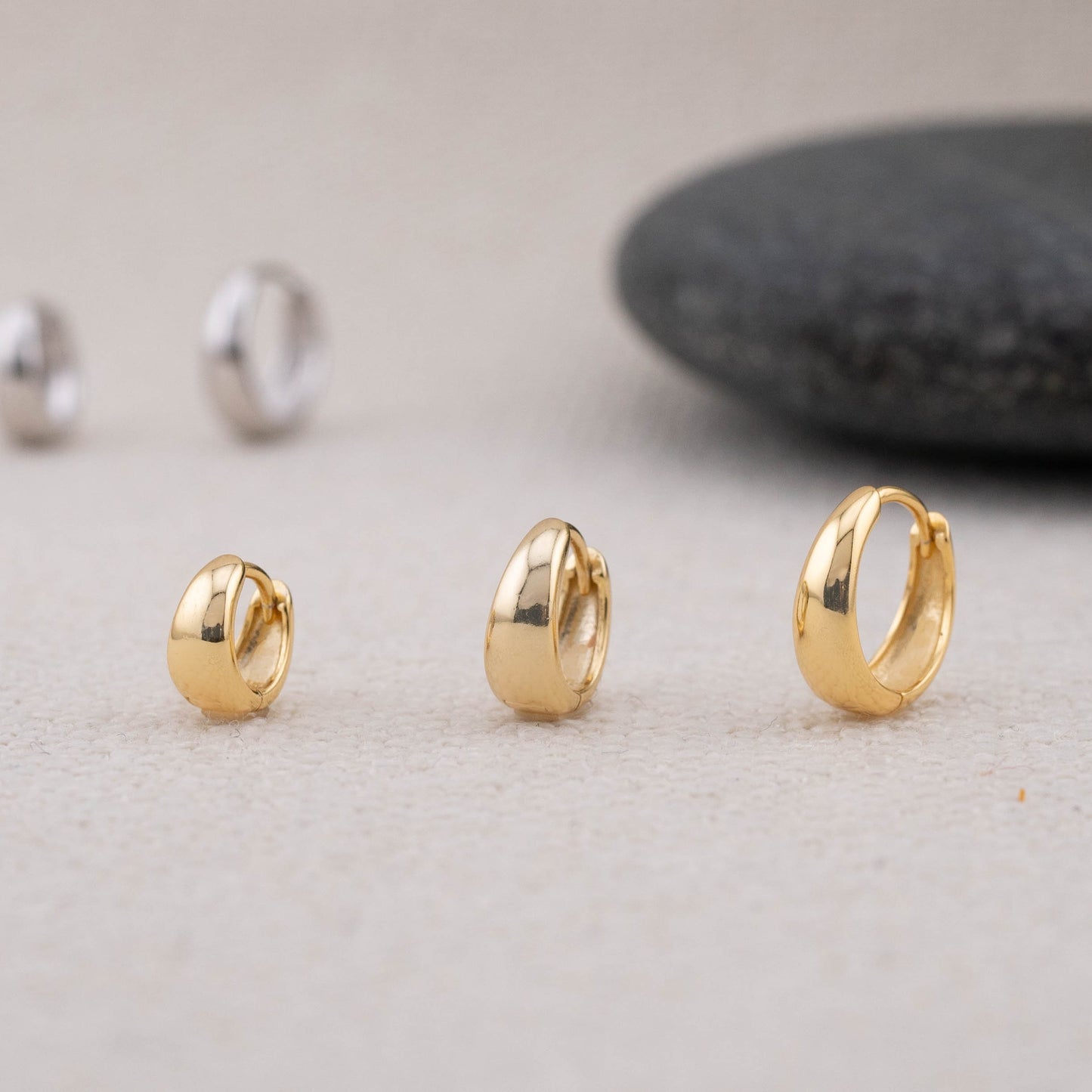 Tapered small huggie earrings