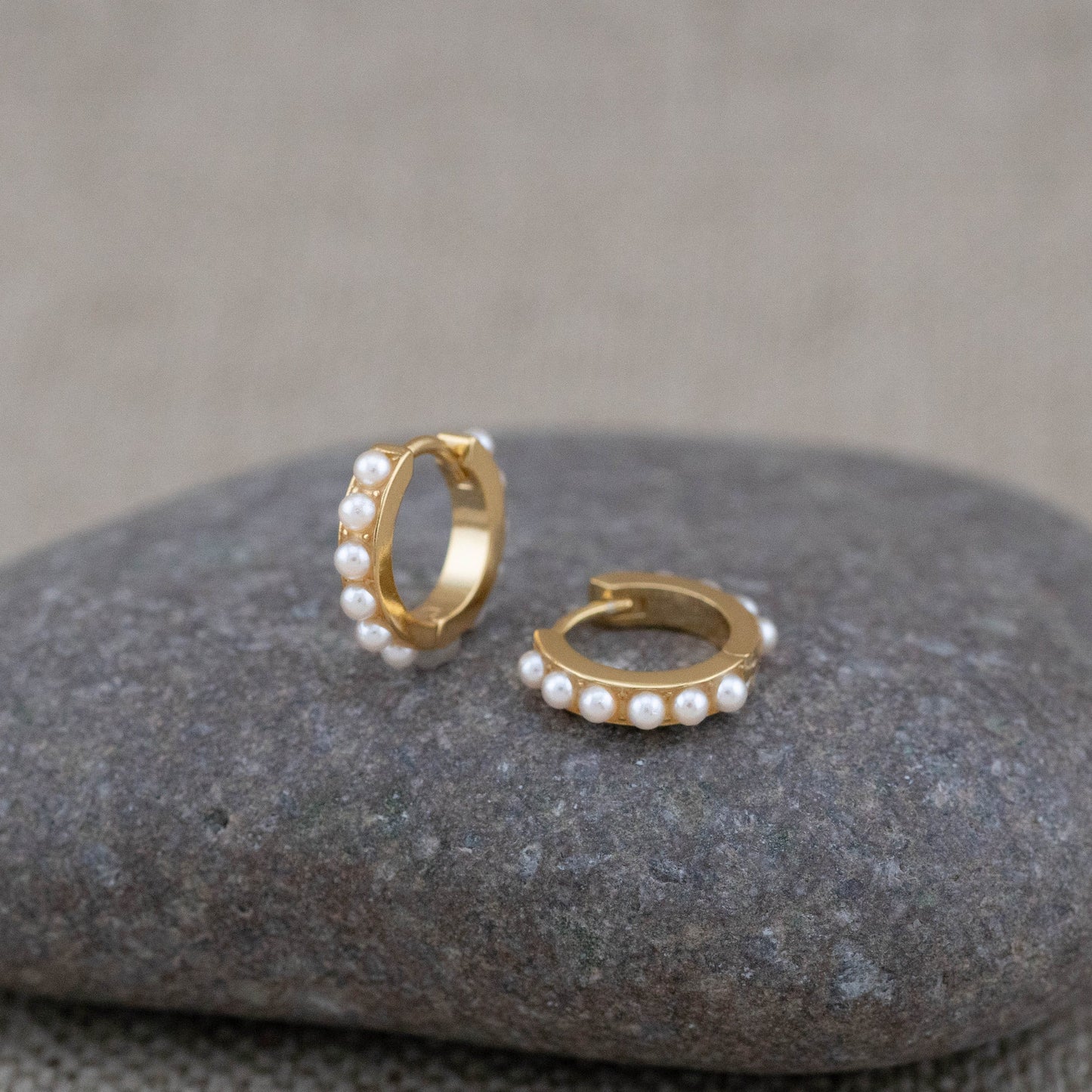 Pearl huggy earrings gift set