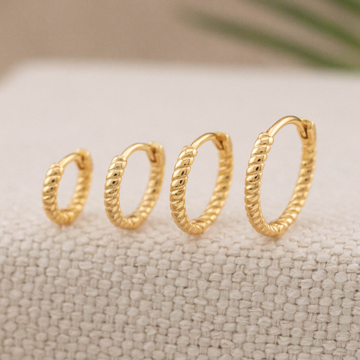 Twisted small hoop earrings